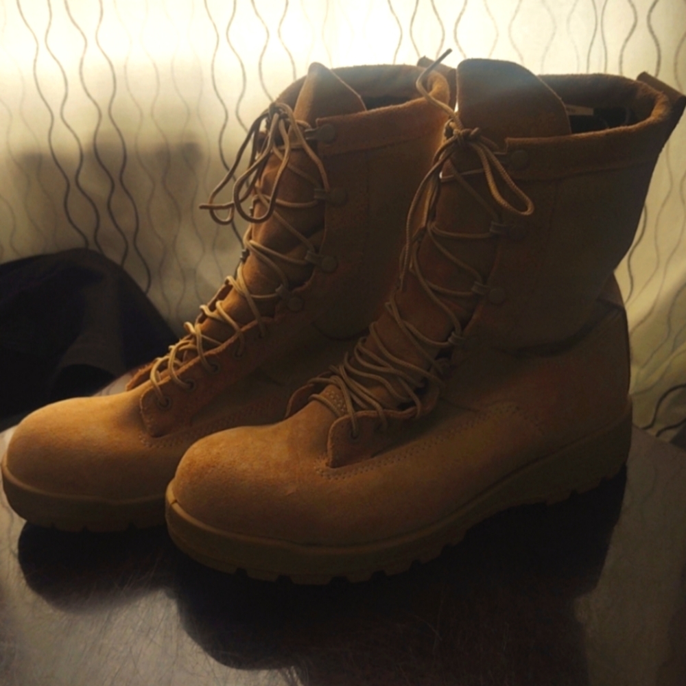 Military-Style Tan Winter Boots Size 10.5W & Liners